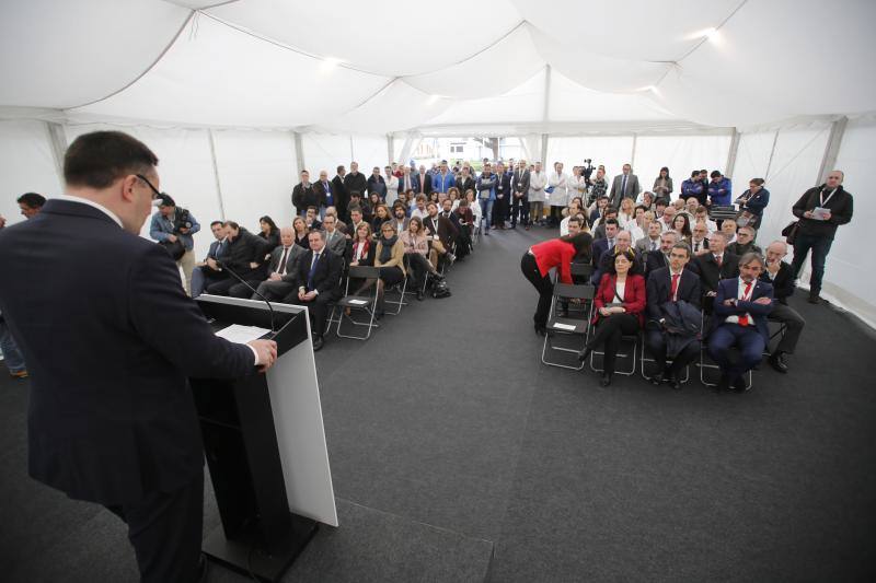 El consejero de Bayer en la región Iberia, Rainer Krause, la directora de la división de Consumer Health, Daniela Chuayre, y el director de la planta de La Felguera, Jorge Álvarez, presentan los resultados de facturación de la empresa correspondientes a 2017 tras inaugurar un nuevo edificio de la factoria.