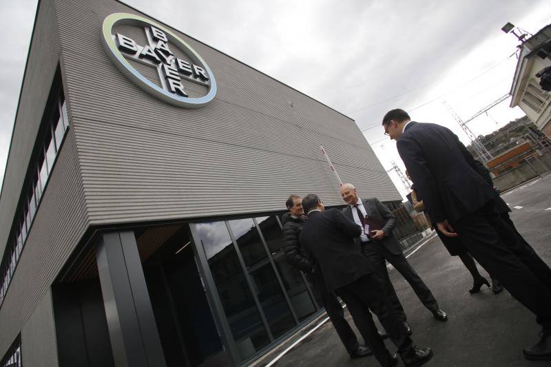 El consejero de Bayer en la región Iberia, Rainer Krause, la directora de la división de Consumer Health, Daniela Chuayre, y el director de la planta de La Felguera, Jorge Álvarez, presentan los resultados de facturación de la empresa correspondientes a 2017 tras inaugurar un nuevo edificio de la factoria.