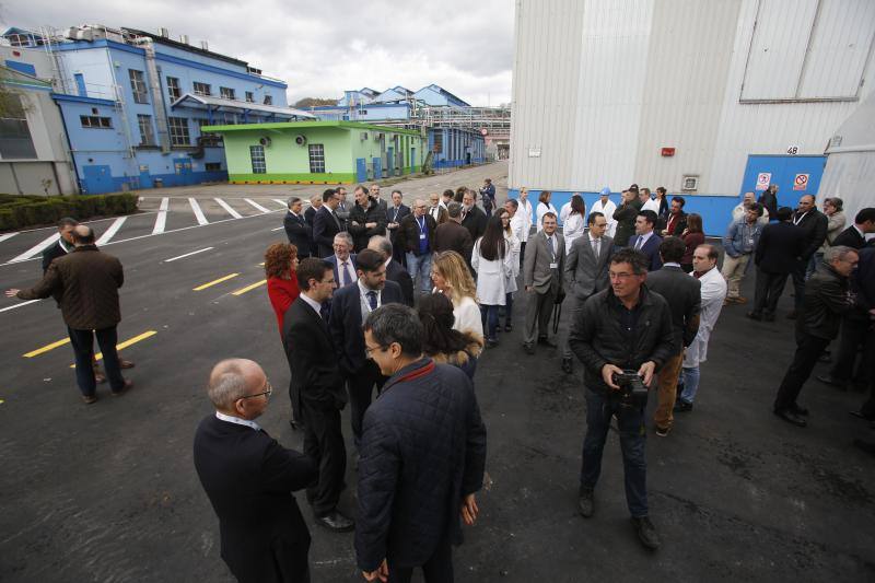 El consejero de Bayer en la región Iberia, Rainer Krause, la directora de la división de Consumer Health, Daniela Chuayre, y el director de la planta de La Felguera, Jorge Álvarez, presentan los resultados de facturación de la empresa correspondientes a 2017 tras inaugurar un nuevo edificio de la factoria.