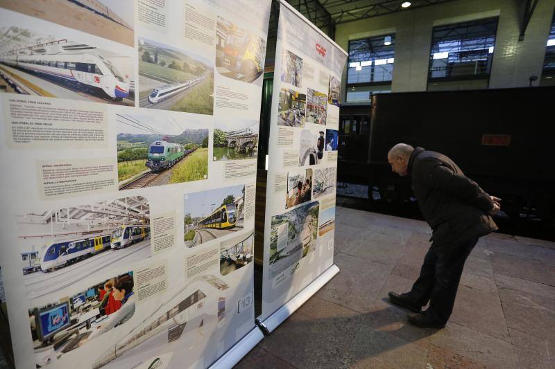 La muestra realiza un recorrido por los diferentes acontecimientos vividos por la empresa ferroviaria en este primer siglo de andadura, desde guerras hasta situaciones de crisis que amenazaron su existencia.