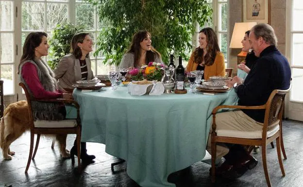 A la hora del almuerzo, cuatro amigas de Tamara se unirán a la mesa.