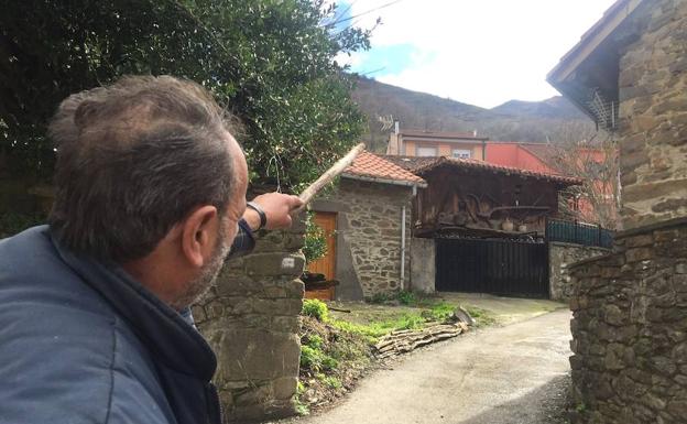 Un vecino señala la zona donde apareció el cuerpo del vecino de llamas, en Aller.