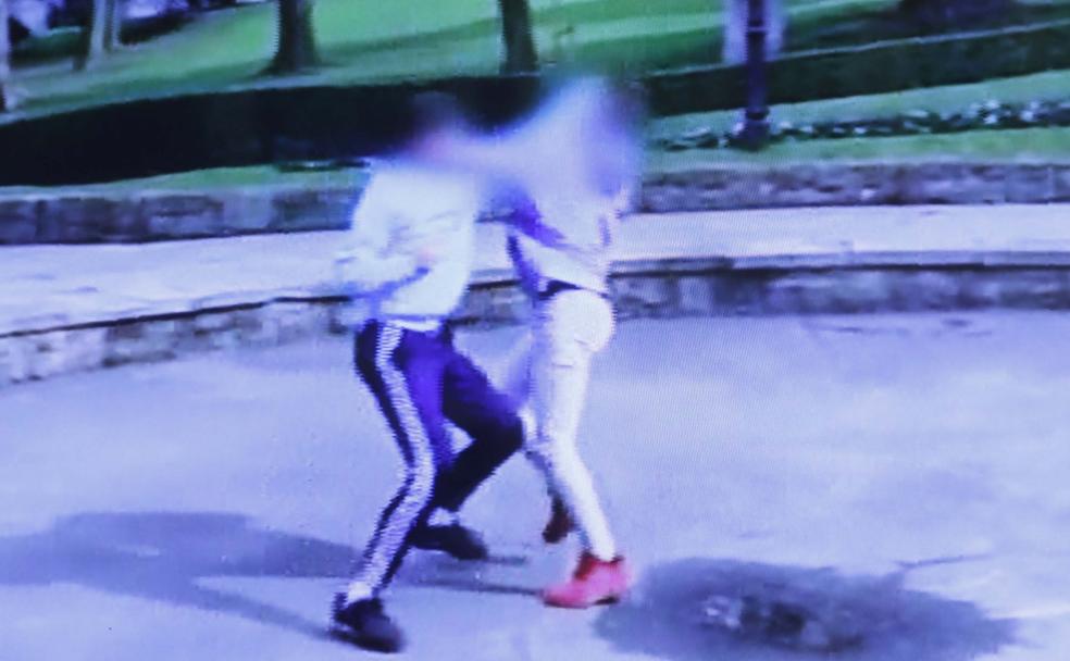 La pelea. La secuencia de imágenes recoge como los dos adolescentes se propinan varios puñetazos que acaban con uno de los menores desplomado en el suelo. 
