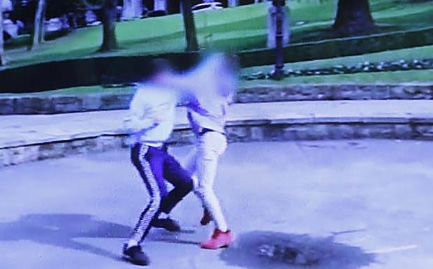 La pelea. La secuencia de imágenes recoge como los dos adolescentes se propinan varios puñetazos que acaban con uno de los menores desplomado en el suelo. 