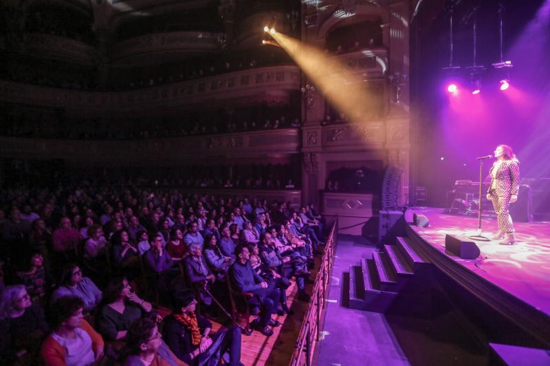 La cantante inicia en Asturias la presentación de Que corra el aire