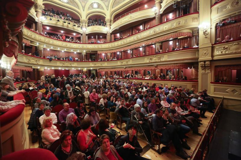 La cantante inicia en Asturias la presentación de Que corra el aire