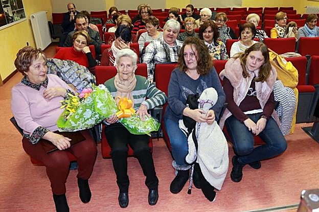Agustina Sánchez, con el ramo de flores. :: PARDO