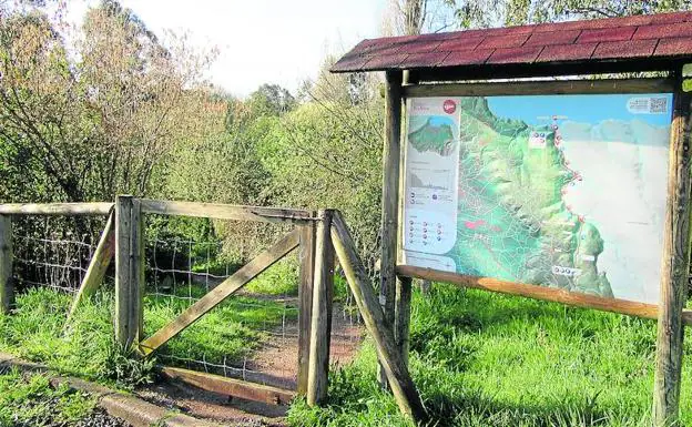 La senda señalizada a La Ñora cuenta con puentes. 