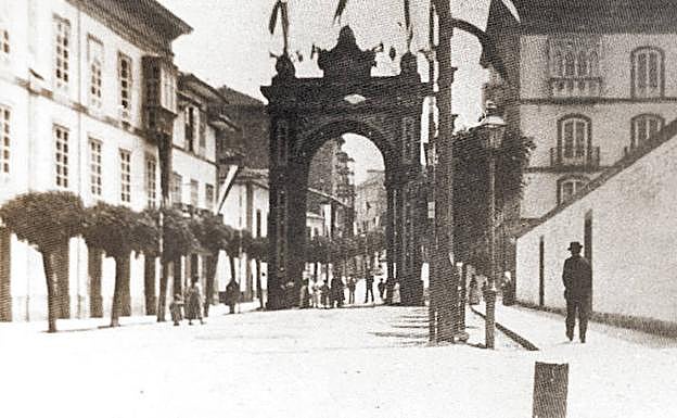 La calle La Cámara, con un arco del triunfo.