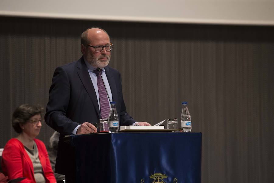 El rector de la Universidad de Oviedo, Santiago Gracía Granda, destacó la «globalización» del mercado laboral actual y el director de la Escuela, Juan Carlos Campo, reclamó al Principado una «digitalización profunda» para el centro. 