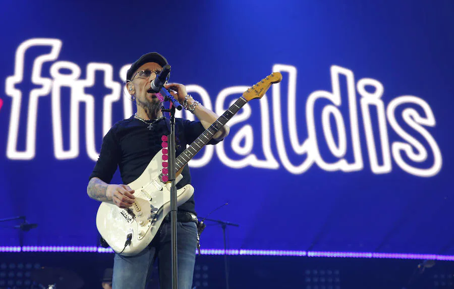 Un Palacio de Deportes abarrotado disfrutó de los mejores temas del músico bilbaíno y su banda.