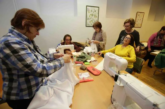 Un momento del taller en Cangas de Onís. :: N. A.