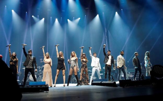 Los protagonistas de la última edición de Operación Triunfo, durante su concierto hoy en el Palacio de Vistalegre. 