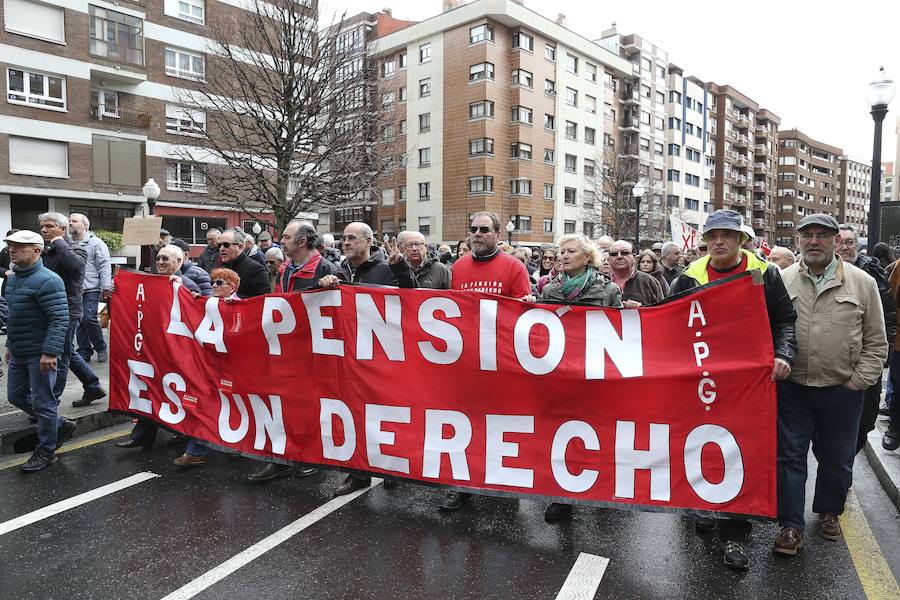 Fotos: Los pensionistas asturianos se manifiestan en Gijón por una pensión digna