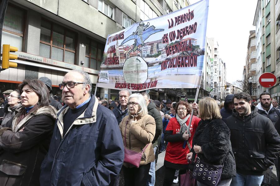 Fotos: Los pensionistas asturianos se manifiestan en Gijón por una pensión digna