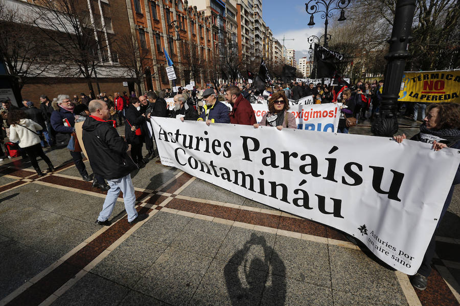 Fotos: Miles de personas se concentra en Gijón contra la contaminación en Asturias