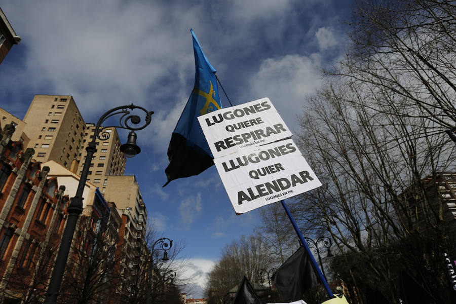 Fotos: Miles de personas se concentra en Gijón contra la contaminación en Asturias