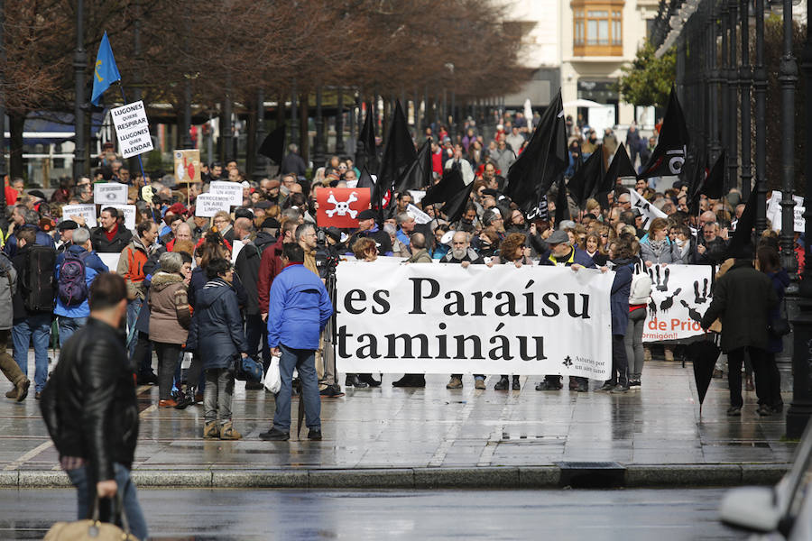 Fotos: Miles de personas se concentra en Gijón contra la contaminación en Asturias