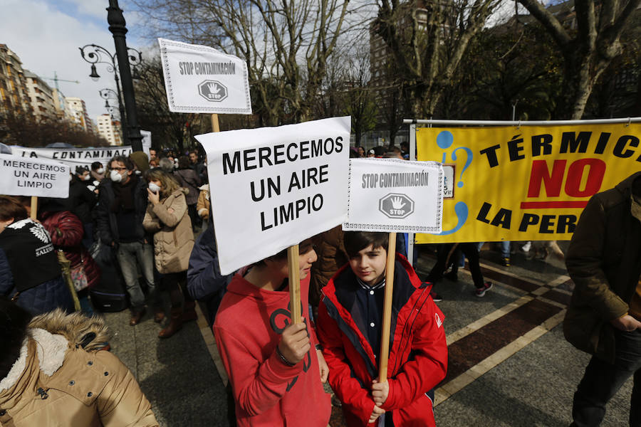 Fotos: Miles de personas se concentra en Gijón contra la contaminación en Asturias