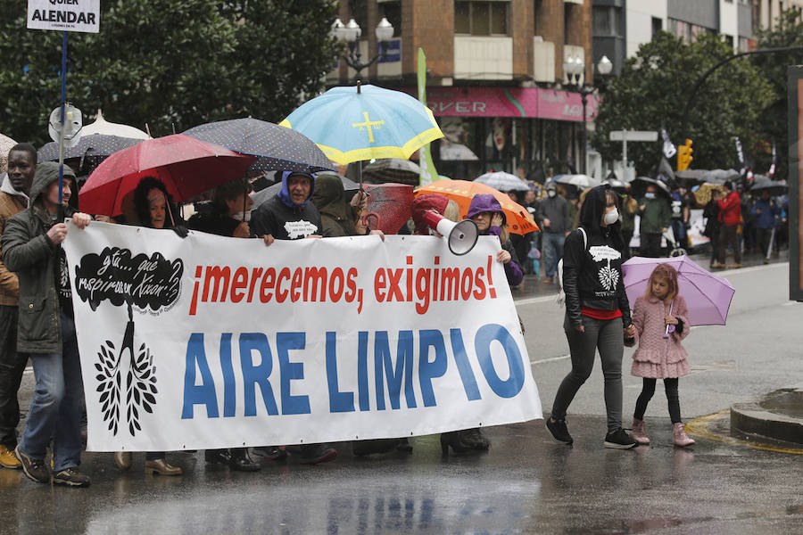 Fotos: Miles de personas se concentra en Gijón contra la contaminación en Asturias