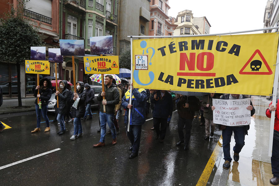 Fotos: Miles de personas se concentra en Gijón contra la contaminación en Asturias