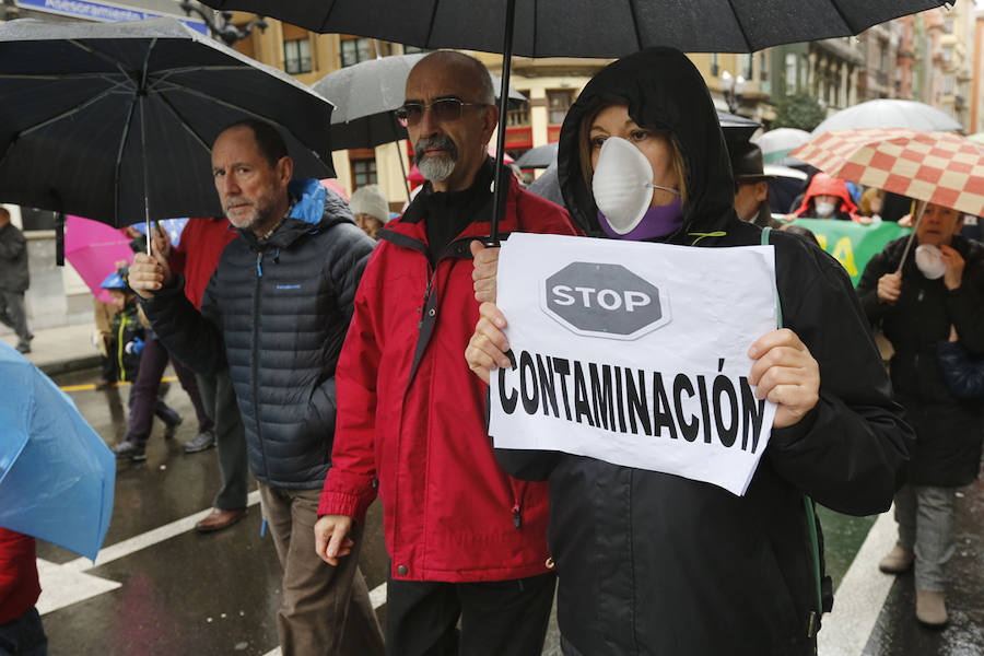 Fotos: Miles de personas se concentra en Gijón contra la contaminación en Asturias