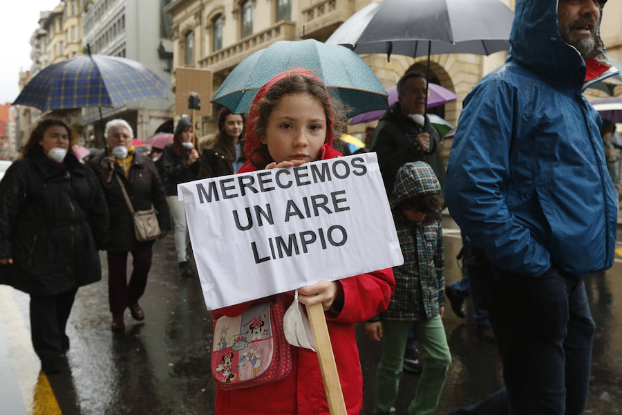 Fotos: Miles de personas se concentra en Gijón contra la contaminación en Asturias