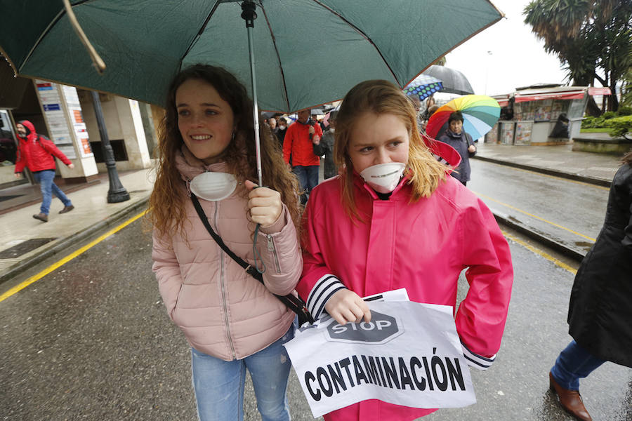 Fotos: Miles de personas se concentra en Gijón contra la contaminación en Asturias