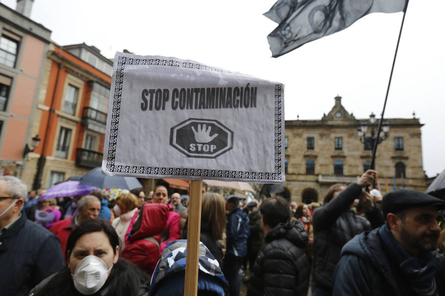 Fotos: Miles de personas se concentra en Gijón contra la contaminación en Asturias