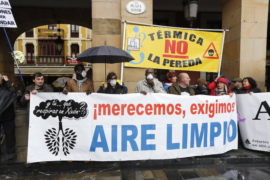 Fotos: Miles de personas se concentra en Gijón contra la contaminación en Asturias