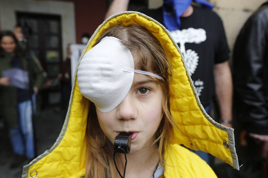 Fotos: Miles de personas se concentra en Gijón contra la contaminación en Asturias