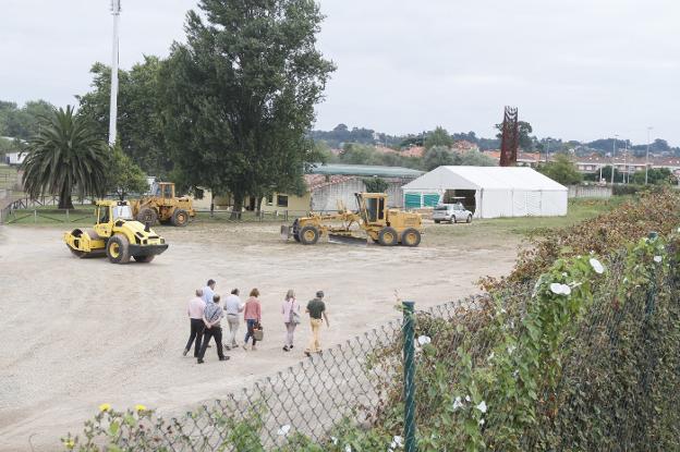 Funcionarios del Ayuntamiento de Gijón realizan en julio de 2016 el deslinde de la zona pública del club.