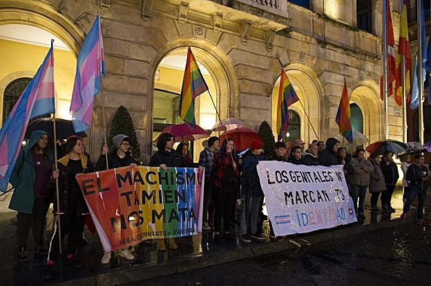 Participantes en la concentración en Gijón. 