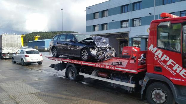 Los coches implicados sufrieron importantes daños en la carrocería. 