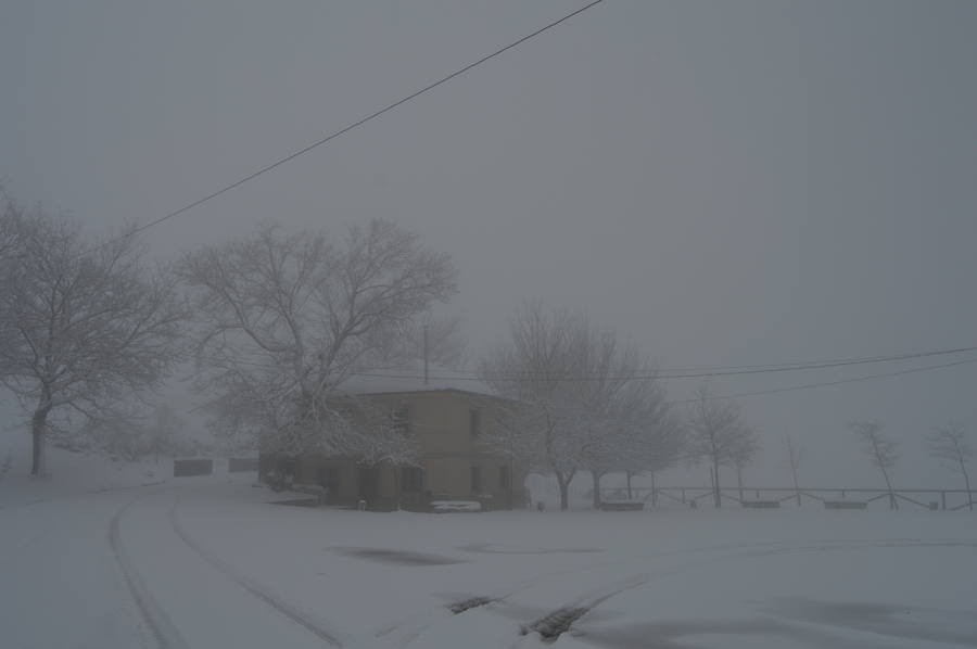 Un temporal de nieve cubre Asturias de blanco a pocas horas de la llegada de la primavera. La comarca de Picos de Europa se encuentra en alerta roja por nevadas que pueden dejar espesores de hasta cuarenta centímetros, mientras que en Suroccidente y Valles Mineros se esperan acumulaciones cercanas a los veinte centímetros.