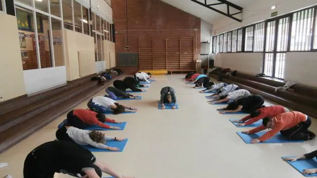 Estudiantes de sexto de Primaria del colegio Elisburu aprenden técnicas para cuidar de su espalda. 
