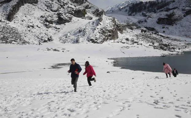 Los lagos de Covadonga, en la imagen el Ercina, amanecieron cuubiertos de nieve