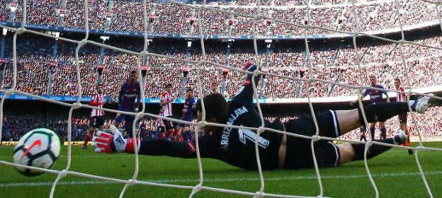 Kepa no alcanza para desviar el balón lanzado por Messi y que supuso el segundo gol del conjunto azulgrana. 