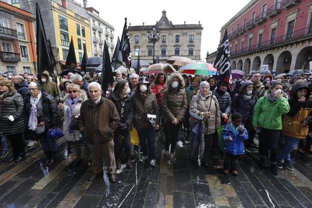 Los manifestantes llegaron a la plaza Mayor, donde se leyó el manifiesto que defiende la plataforma 'Asturies por un aire sano'. 