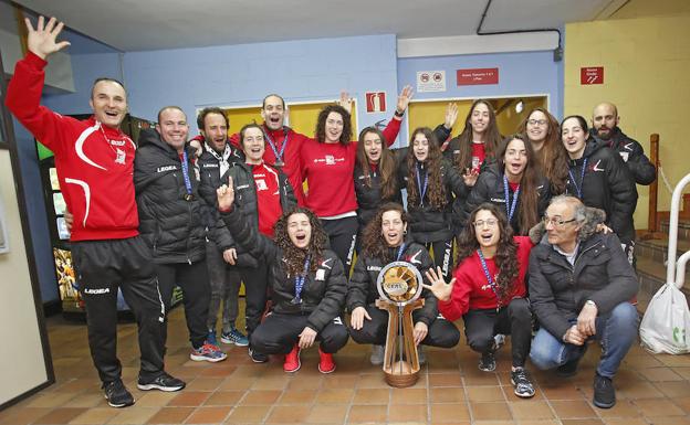 El Hostelcur Gijón celebra su título tras su llegada a Gijón.