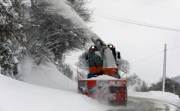 El tiempo en Asturias: Emergencias pide evitar los desplazamientos por carretera por el temporal de nieve