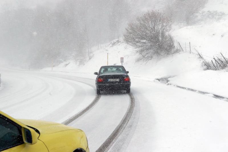 Un temporal de nieve cubre Asturias de blanco a pocas horas de la llegada de la primavera. La comarca de Picos de Europa se encuentra en alerta roja por nevadas que pueden dejar espesores de hasta cuarenta centímetros, mientras que en Suroccidente y Valles Mineros se esperan acumulaciones cercanas a los veinte centímetros.