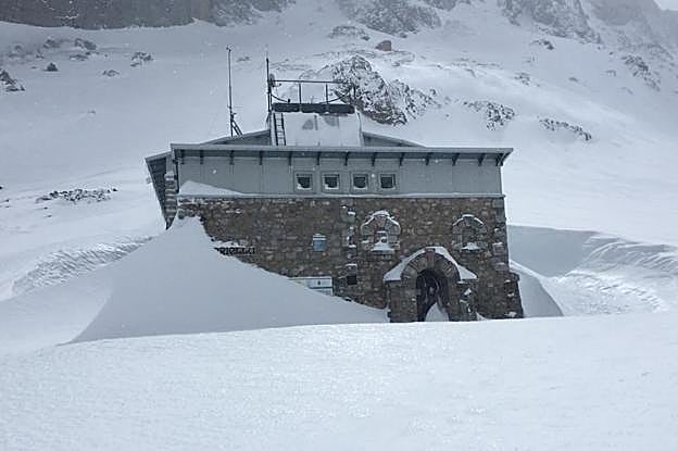 Así han amanecido este lunes en el refugio del Urriellu. 