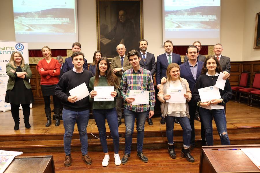 Medio centenar de estudiantes asturianos se han clasificado para la gran final de STARTinnova, el programa de fomento de la cultura emprendedora que promueve EL COMERCIO. Organizados en cinco equipos, han presentado sus proyectos ante un jurado de expertos en el Aula Magna del Edificio Histórico de la Universidad de Oviedo.