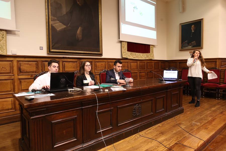 Medio centenar de estudiantes asturianos se han clasificado para la gran final de STARTinnova, el programa de fomento de la cultura emprendedora que promueve EL COMERCIO. Organizados en cinco equipos, han presentado sus proyectos ante un jurado de expertos en el Aula Magna del Edificio Histórico de la Universidad de Oviedo.