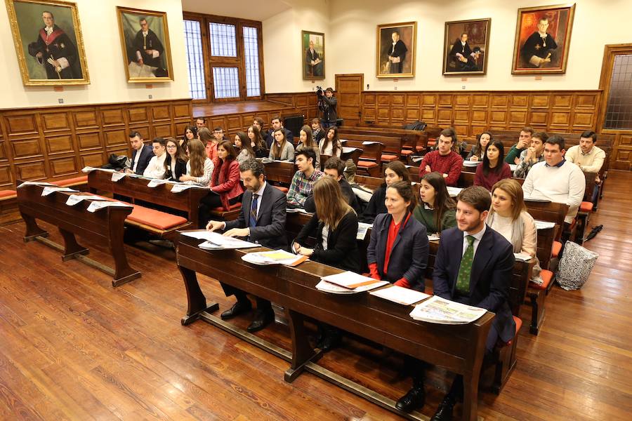 Medio centenar de estudiantes asturianos han participado en la gran final de STARTinnova, el programa de fomento de la cultura emprendedora que organiza EL COMERCIO. Organizados en cinco equipos han presentado sus proyectos ante un jurado de expertos en el Aula Magna del Edificio Histórico de la Universidad de Oviedo.