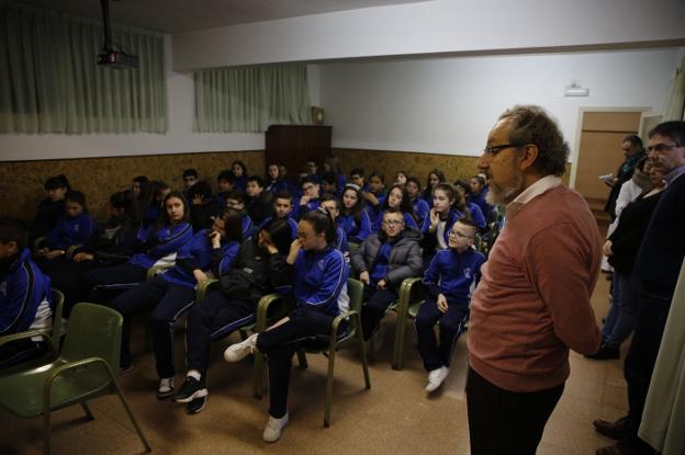 Ernesto Burgos habla de Clarín en el colegio Sagrada Familia. 