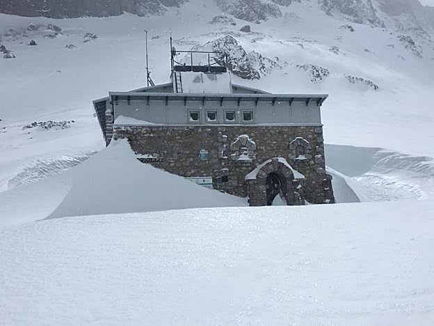 El refugio, rodeado de nieve. 