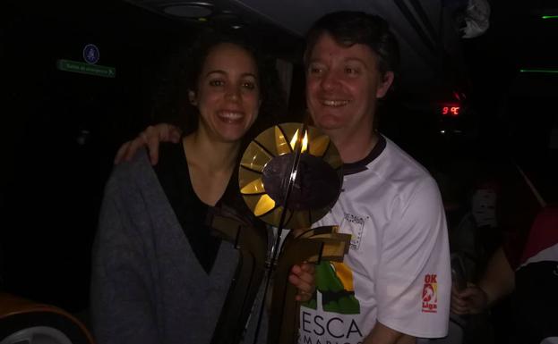 Pulgui y Fernando Sierra, con la Copa de Europa del Hostelcur. 