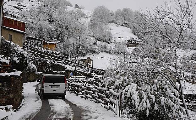 Imagen. La nieve tiñó de blanco el concejo de Caso.